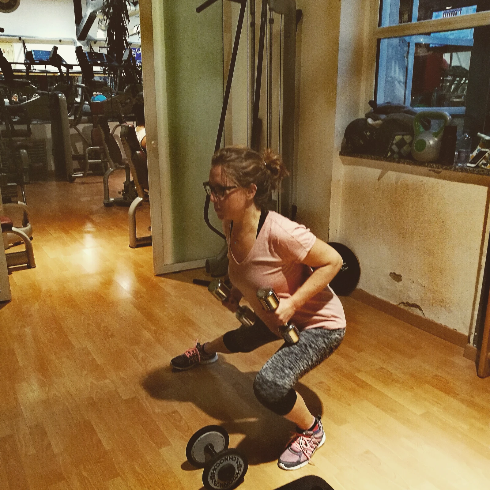 Una cliente esegue una tirata durante un allenamento in palestra